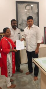 Read more about the article మల్కాజ్గిరి ఎమ్మెల్యే క్యాంపు కార్యాలయంలో అల్వాల్ డివిజన్ కనాజిగుడ కు చెందిన విజయ కుమారి అనారోగ్యంతో బాధపడుతూ సీఎం రిలీఫ్ ఫండ్ ఎల్ఓసి కి దరఖాస్తు చేసుకోగా మంజూరైన సీఎం రిలీఫ్ ఫండ్ ఎల్ఓసి రూ .1,50,000/-, విలువగల మంజూరైన పత్రన్ని లబ్ధిదారురాలు విజయ కుమారి కుటుంబ సభ్యులకు మల్కాజ్గిరి ఎమ్మెల్యే శ్రీ మర్రి రాజశేఖర్ రెడ్డి గారి చేతుల మీదుగా అందజేశారు.