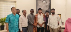 Read more about the article మల్కాజ్ గిరి ఎమ్మెల్యే గారి క్యాంపు కార్యాలయంలో మచ్చ బొల్లారం డివిజన్ ARK హోమ్స్ రెసిడెంట్స్ వెల్ఫేర్ అసోసియేషన్ వాసులు వారి కాలనీ సమస్యలు డ్రైనేజీ , నాలా పనులు, పారిశుద్ద నిర్వహణ చేయించాలని , బి . టి రోడ్లు , మెయిన్ రోడ్డు మీద కాలినడక నడిచే వృద్ధులు, పాదచారులు కోసం దారి ఏర్పాటు చేయాలని, బస్సు సౌకర్యం కల్పించాలని, కుక్కల బెడద పలు సమస్యలను పరిష్కరించాలని మల్కాజ్గిరి ఎమ్మెల్యే మర్రి రాజశేఖర్ రెడ్డి గారిని మర్యాదపూర్వకంగా కలిసి వినతి పత్రం అందజేశారు.