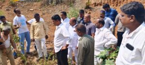 Read more about the article మచ్చ బొల్లారం డివిజన్ లోని కొత్త బస్తీ బొల్లారం బజార్ రైల్వే స్టేషన్ దగ్గర రైల్వే ట్రాక్ క్రింది భాగంలో మురికి కాలువ నాలా లో నీటి ప్రవాహానికి అడ్డుగా ఉన్న వ్యర్ధాలను తొలగించాలని మల్కాజ్ గిరి ఎమ్మెల్యే  మర్రి రాజశేఖర్ రెడ్డి గారికి తెలుపగా పరిశీలించడం జరిగింది.