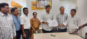 Read more about the article మల్కాజ్గిరి నియోజకవర్గంలో ప్రభుత్వ డిగ్రీ కళాశాల కొరకు స్థలం కేటాయించాలని ప్రభుత్వ డిగ్రీ కళాశాల ప్రిన్సిపల్ , అధ్యాపక బృందం మల్కాజ్ గిరి ఎమ్మెల్యే శ్రీ మర్రి రాజశేఖర్ రెడ్డి గారికి వినతి పత్రం అందజేశారు.