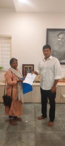 Read more about the article సీఎం రిలీఫ్ ఫండ్ ఎల్ఓసి రూ 1,50,000/-,  విలువగల మంజూరైన పత్రన్ని లబ్ధిదారుడి తల్లీ పుష్ప గారికి మల్కాజ్గిరి ఎమ్మెల్యే శ్రీ మర్రి రాజశేఖర్ రెడ్డి