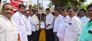 Read more about the article సీఎం రిలీఫ్ ఫండ్ ఎల్ఓసి పత్రన్ని లబ్ధిదారుడి కుటుంబ సభ్యులకు మల్కాజ్గిరి ఎమ్మెల్యే శ్రీ మర్రి రాజశేఖర్ రెడ్డి